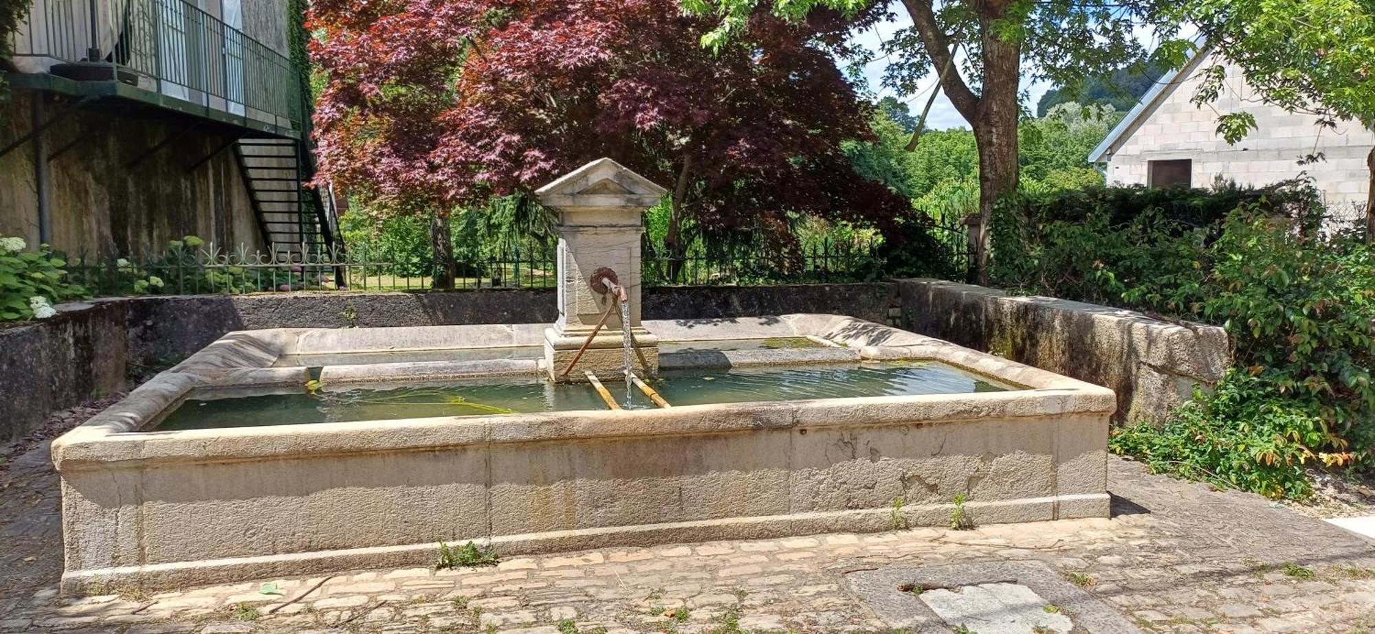 Dans Belle Maison Ancienne Et Jardin Ferme * L'Etoile (Jura)